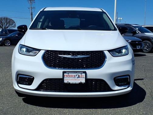 2024 Chrysler Pacifica Touring-L