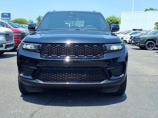 Diamond Black 2023 Jeep Grand Cherokee Altitude