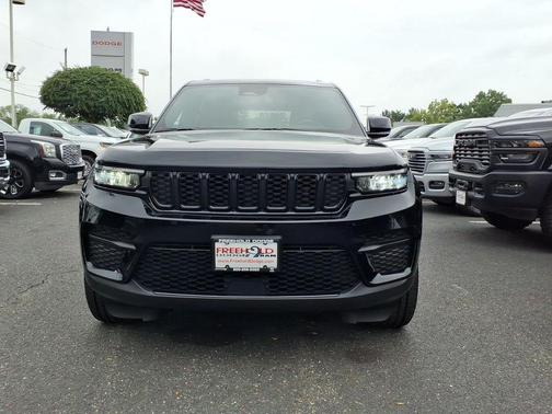 Diamond Black 2023 Jeep Grand Cherokee Altitude