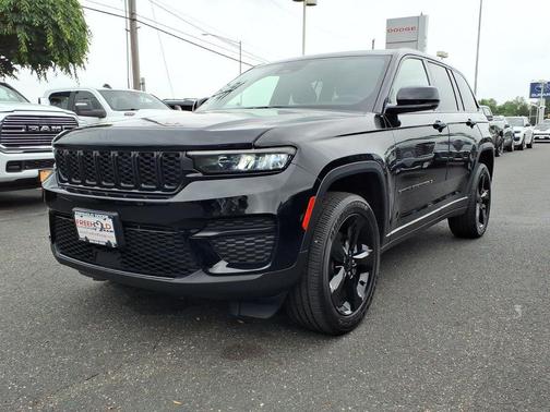Diamond Black 2023 Jeep Grand Cherokee Altitude