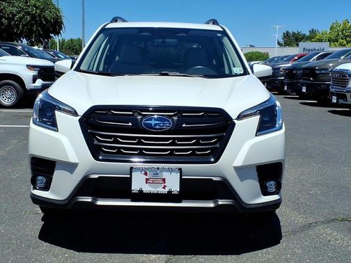 Crystal White Pearl 2024 Subaru Forester Premium