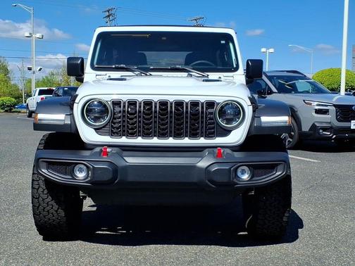 Bright White Clearcoat 2024 Jeep Wrangler Rubicon