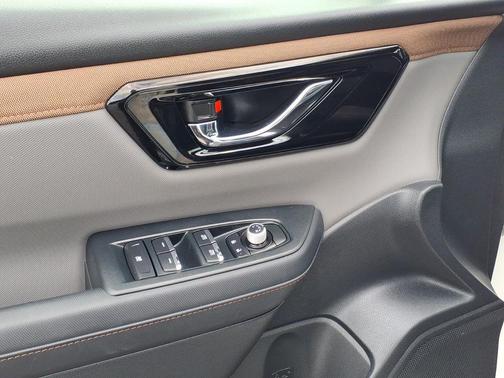 Crystal White Pearl 2025 Subaru Forester Hybrid Sport