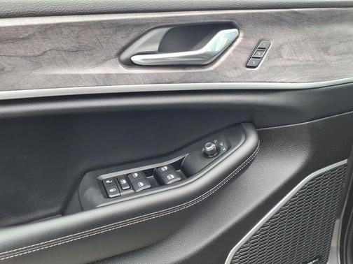 Metallic 2025 Jeep Grand Cherokee L Limited