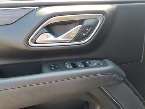 White Frost Tri-Coat 2023 GMC Yukon SLT