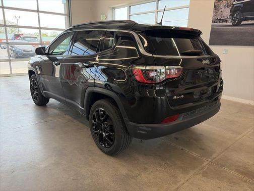 Diamond Black Crystal Pearlcoat 2022 Jeep Compass Latitude Lux