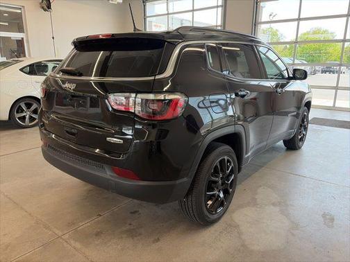 Diamond Black Crystal Pearlcoat 2022 Jeep Compass Latitude Lux
