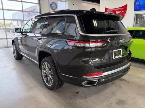 Diamond Black Crystal Pearlcoat 2023 Jeep Grand Cherokee L Summit