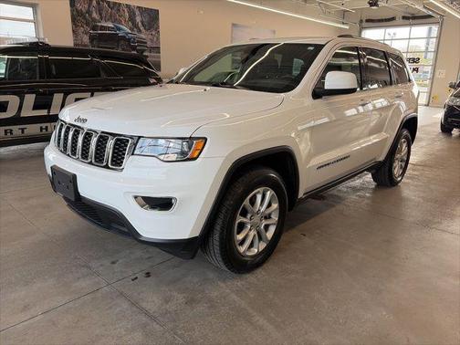 Bright White Clearcoat 2021 Jeep Grand Cherokee Laredo