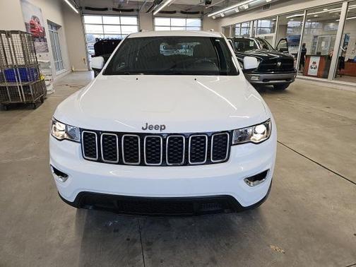 Bright White Clearcoat 2021 Jeep Grand Cherokee Laredo