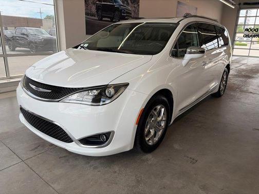 Bright White Clearcoat 2019 Chrysler Pacifica Limited