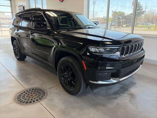 Diamond Black Crystal Pearlcoat 2023 Jeep Grand Cherokee L Laredo