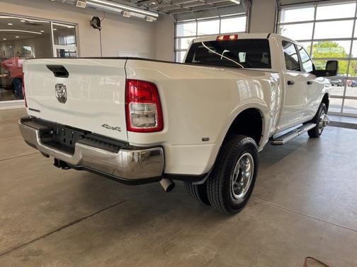 2024 RAM 3500 Big Horn Crew Cab 4x4 8' Box