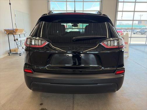 Diamond Black Crystal Pearlcoat 2023 Jeep Cherokee Altitude