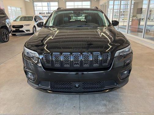 Diamond Black Crystal Pearlcoat 2023 Jeep Cherokee Altitude