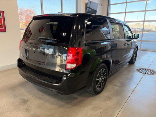 Brilliant Black Crystal Pearlcoat 2016 Dodge Grand Caravan AVP/SE