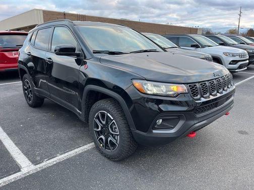 Diamond Black Crystal Pearlcoat 2026 Jeep Compass Trailhawk