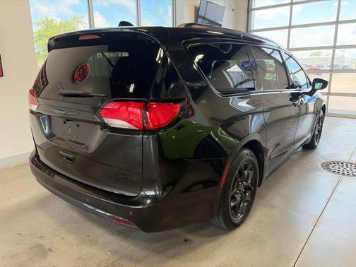 Brilliant Black Crystal Pearlcoat 2019 Chrysler Pacifica Limited