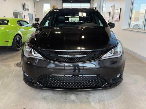 Brilliant Black Crystal Pearlcoat 2019 Chrysler Pacifica Limited