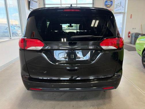 Brilliant Black Crystal Pearlcoat 2019 Chrysler Pacifica Limited
