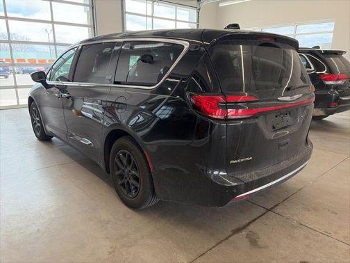 Diamond Black Crystal Pearlcoat 2024 Chrysler Pacifica Touring L