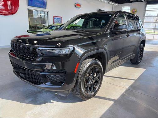 Diamond Black Crystal Pearlcoat 2024 Jeep Grand Cherokee Altitude