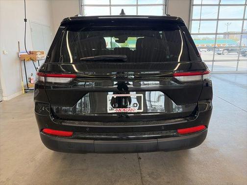 Diamond Black Crystal Pearlcoat 2024 Jeep Grand Cherokee Altitude