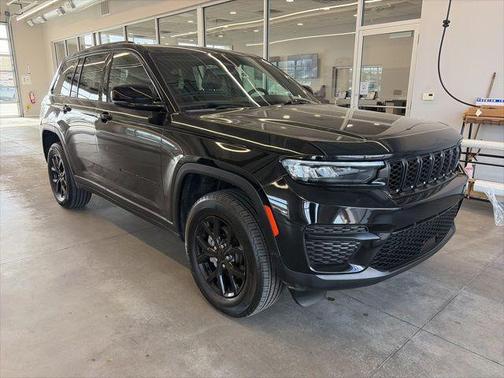 Diamond Black Crystal Pearlcoat 2024 Jeep Grand Cherokee Altitude