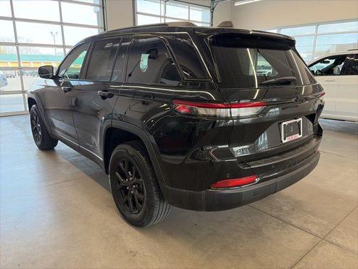 Diamond Black Crystal Pearlcoat 2024 Jeep Grand Cherokee Altitude