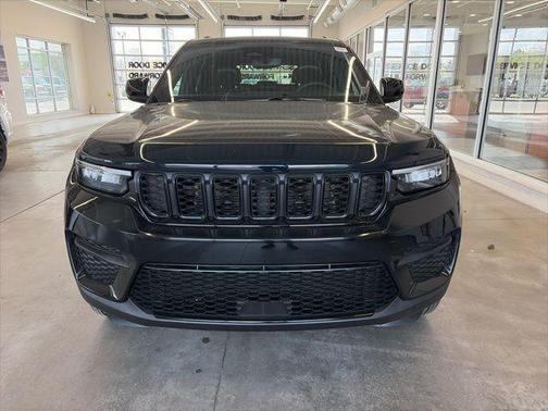 Diamond Black Crystal Pearlcoat 2024 Jeep Grand Cherokee Altitude