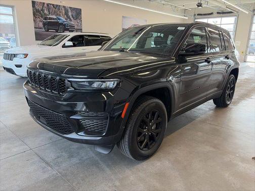 Diamond Black Crystal Pearlcoat 2024 Jeep Grand Cherokee Altitude