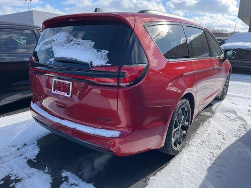 Red Hot Pearlcoat 2026 Chrysler Pacifica Limited