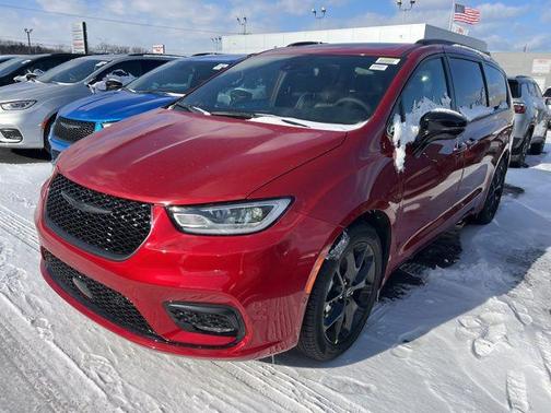 Red Hot Pearlcoat 2026 Chrysler Pacifica Limited