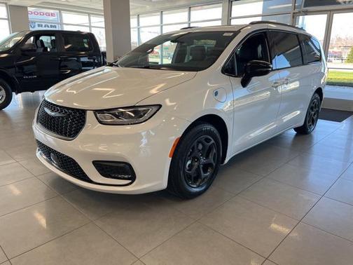 2025 Chrysler Pacifica Hybrid Select
