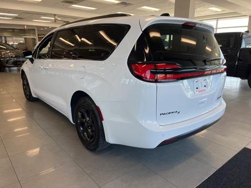 2025 Chrysler Pacifica Hybrid Select