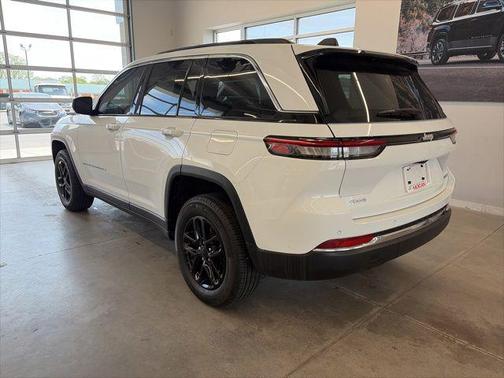 Bright White Clearcoat 2024 Jeep Grand Cherokee Laredo