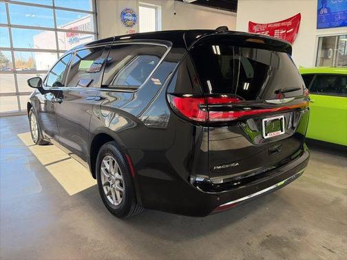 Diamond Black Crystal Pearlcoat 2025 Chrysler Pacifica L