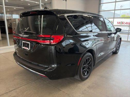 Diamond Black Crystal Pearlcoat 2025 Chrysler Pacifica L