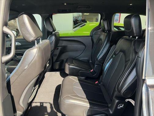 Diamond Black Crystal Pearlcoat 2025 Chrysler Pacifica L