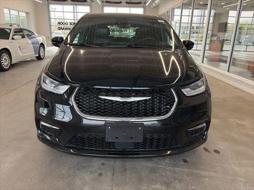 Diamond Black Crystal Pearlcoat 2025 Chrysler Pacifica L