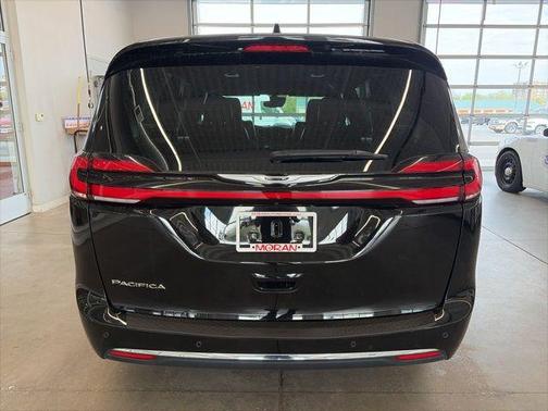 Diamond Black Crystal Pearlcoat 2025 Chrysler Pacifica L