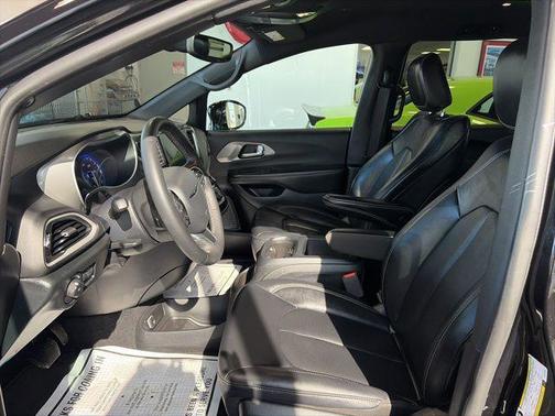 Diamond Black Crystal Pearlcoat 2025 Chrysler Pacifica L
