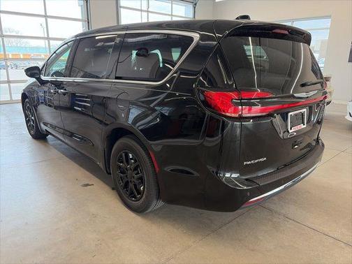 Diamond Black Crystal Pearlcoat 2025 Chrysler Pacifica L