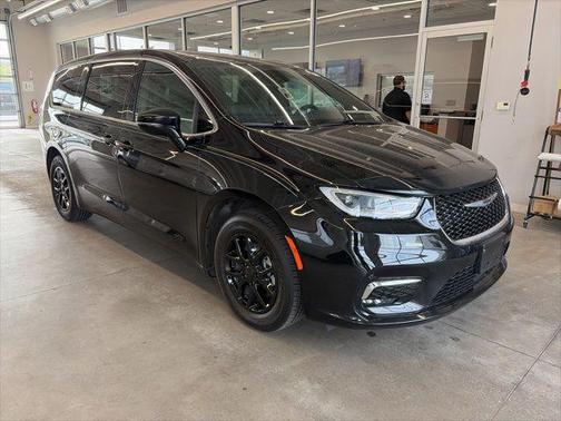 Diamond Black Crystal Pearlcoat 2025 Chrysler Pacifica L