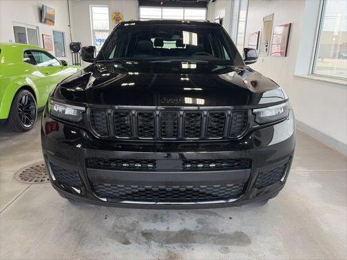 Diamond Black Crystal Pearlcoat 2024 Jeep Grand Cherokee L Altitude