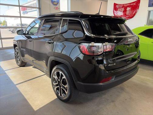 Diamond Black Crystal Pearlcoat 2022 Jeep Compass Limited