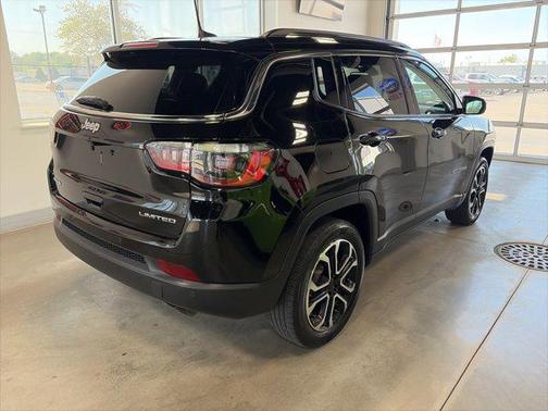 Diamond Black Crystal Pearlcoat 2022 Jeep Compass Limited