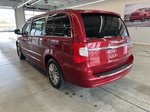 2013 Chrysler Town & Country Touring-L