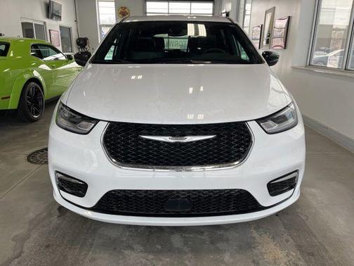 2025 Chrysler Pacifica L