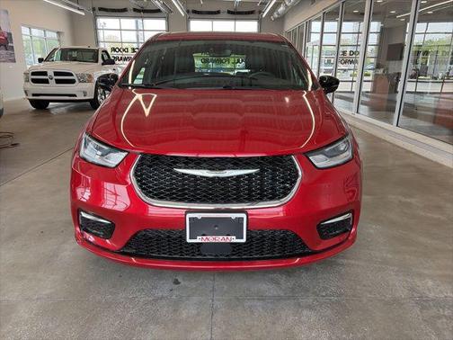 Red Hot Pearlcoat 2025 Chrysler Pacifica L